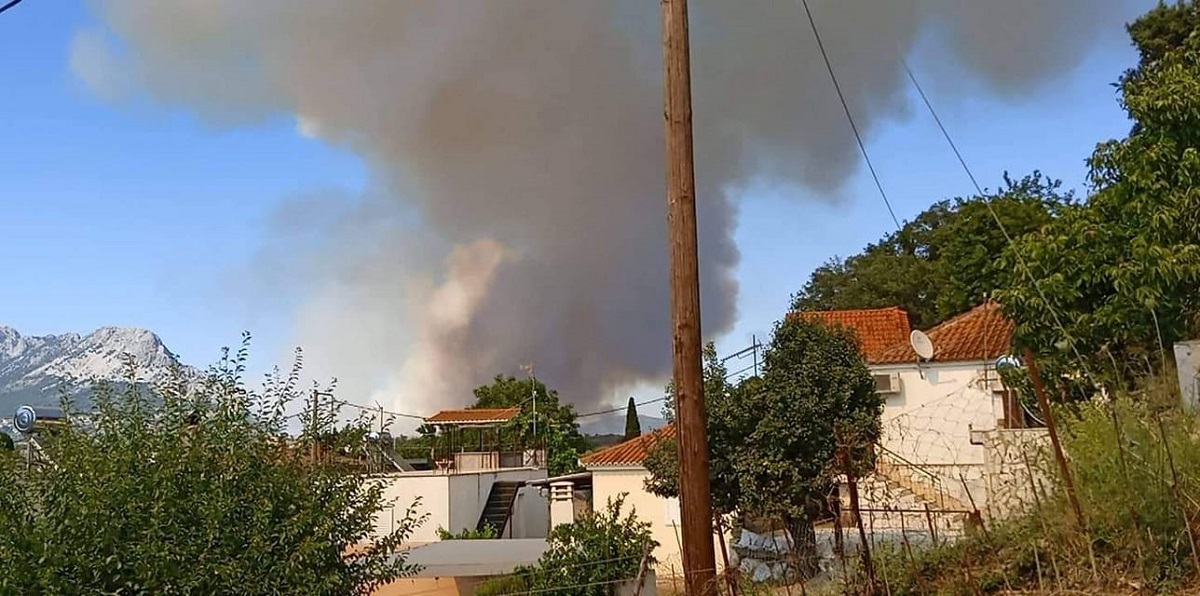 Φωτιά στην Αχαΐα: Εξαπλώθηκε προς την Ηλεία – Εκκενώνεται η Βάλμη