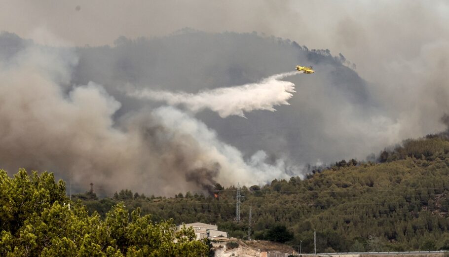 Φωτιές στην Ισπανία © EPA/TONI ALBIR