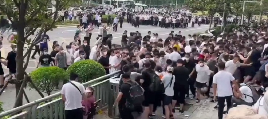 Διαδηλωτές στην κινεζική πόλη Ζενγκζού, οι οποίοι διαμαρτύρονται για το πάγωμα των καταθέσεων τους © twitter