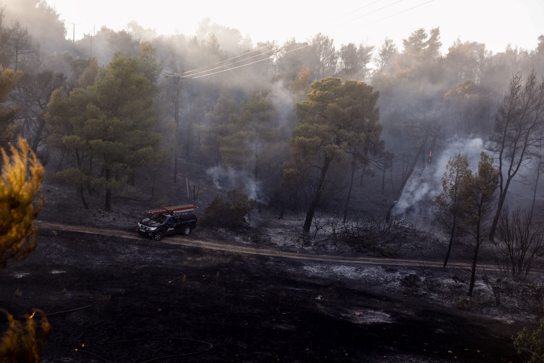Πυρκαγιά στα Μέγαρα: Ελαφρώς βελτιωμένη η κατάσταση