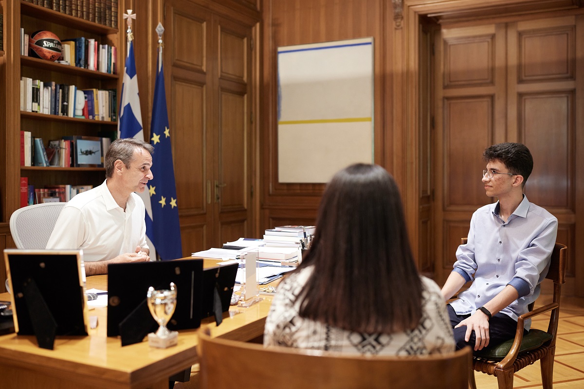 Συνάντηση Μητσοτάκη με τον 19χρονο Ιρανό που αρίστευσε στις Πανελλαδικές