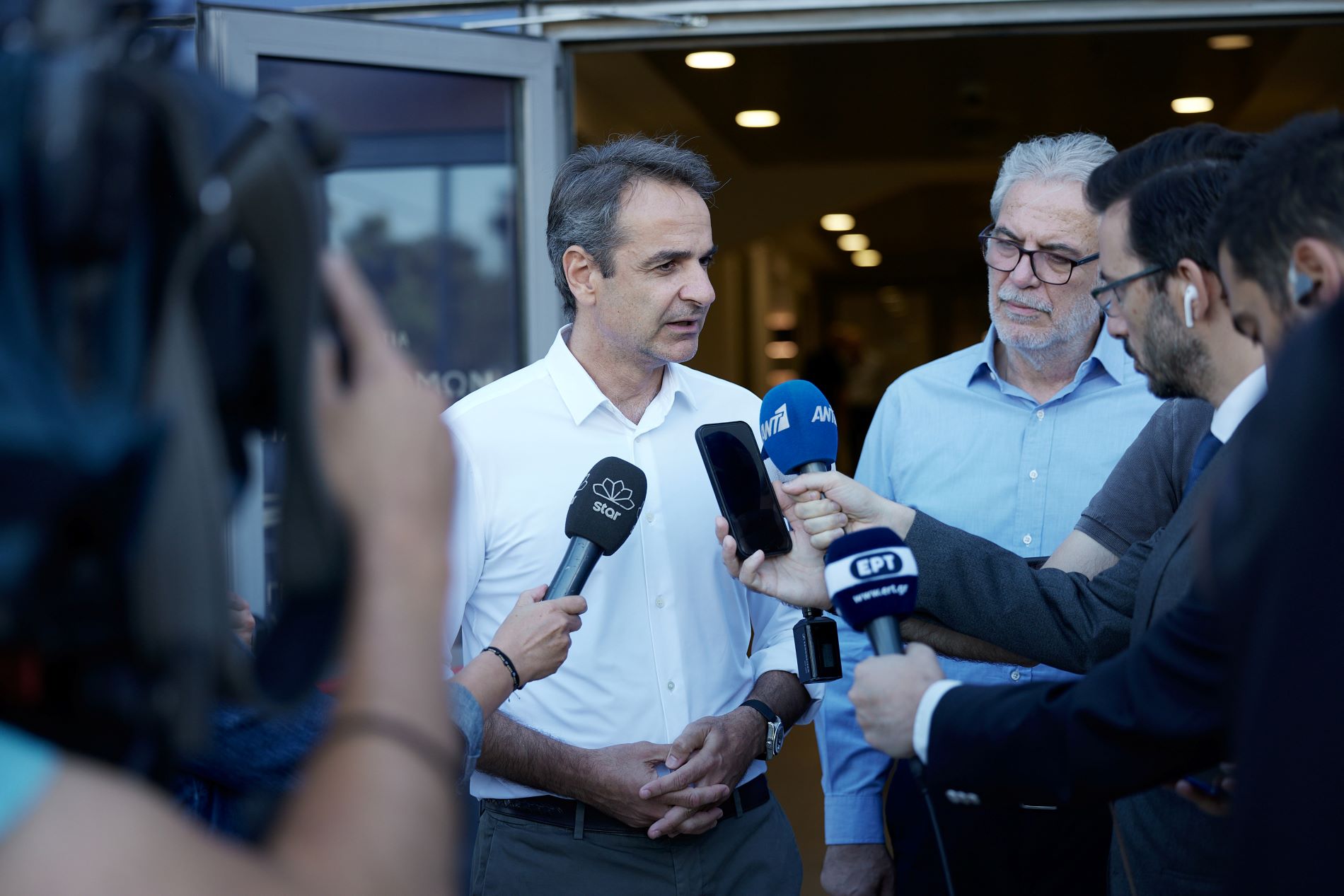 Ο Κυρ. Μητσοτάκης στο Συντονιστικό Κέντρο Επιχειρήσεων και Διαχείρισης Κρίσεων ©Eurokinissi