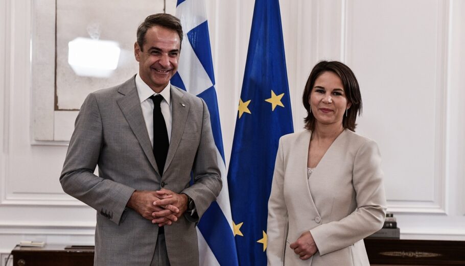 Ο Πρωθυπουργός Κυριάκος Μητσοτάκης συναντήθηκε σήμερα στο Μέγαρο Μαξίμου με την Υπουργό Εξωτερικών της Ομοσπονδιακής Δημοκρατίας της Γερμανίας Αναλένα Μπέρμποκ © EUROKINISSI