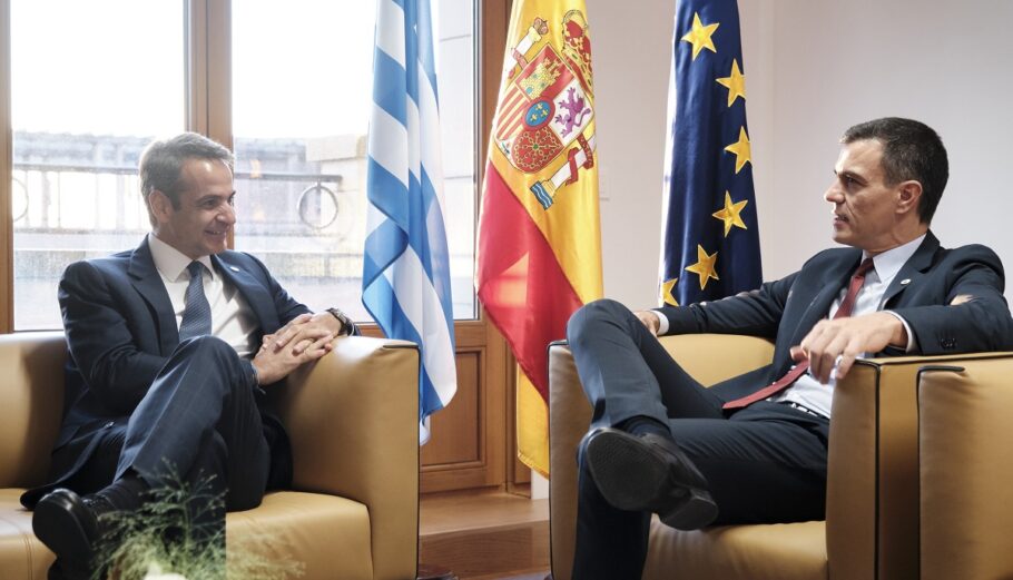 Ο πρωθυπουργός Κυριάκος Μητσοτάκης με τον πρωθυπουργό της Ισπανίας Πέδρο Σάντσεθ © ΑΠΕ-ΜΠΕ/ΓΡΑΦΕΙΟ ΤΥΠΟΥ ΠΡΩΘΥΠΟΥΡΓΟΥ