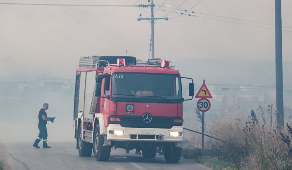 Μεγάλες φωτιές σε Κουβαρά και Φέριζα – Μήνυμα για εκκένωση
