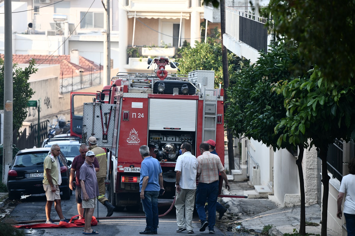 Φωτιά στην Πεντέλη: Κάλεσμα σε εθελοντές πυροσβέστες να βοηθήσουν
