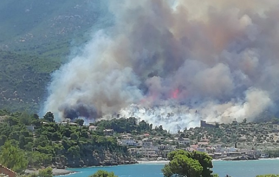 Σε εξέλιξη φωτιά στο Πόρτο Γερμενό: Εκκενώνεται ο οικισμός Μύτικας