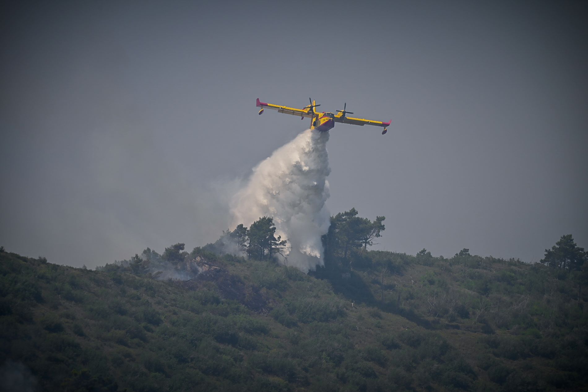 Μαίνεται η πυρκαγιά στη Σάμο – Εκκένωση δύο οικισμών