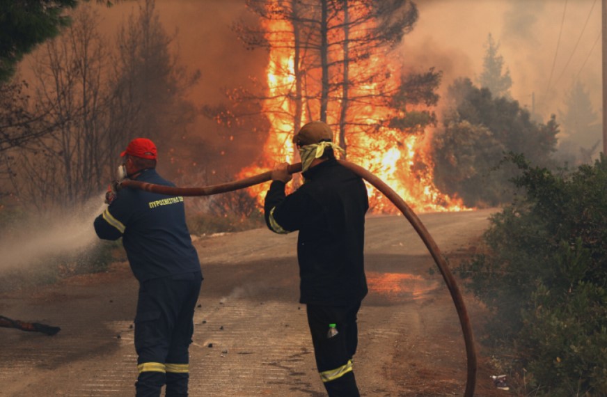 Ρέθυμνο: Μάχη με τις φλόγες – Εκκενώθηκαν οικισμοί