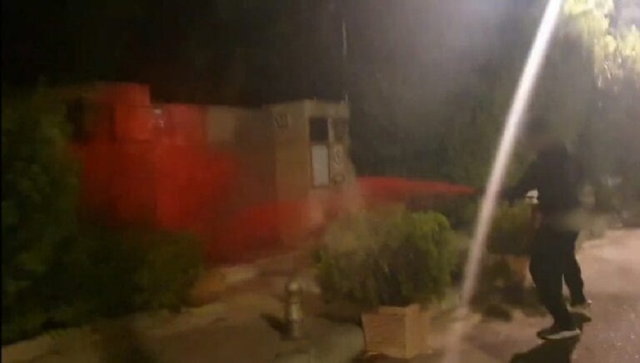 Τα μέλη του Ρουβίκωνα, όπως φαίνεται και σε βίντεο που έδωσαν στη δημοσιότητα, ψέκασαν με κόκκινη μπογιά την είσοδο της πρεσβείας © youtube