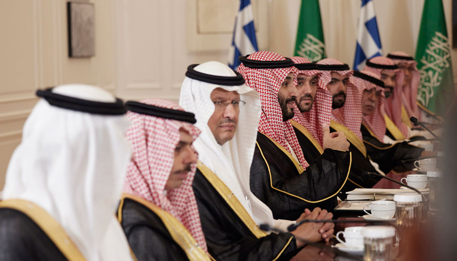 O Πρίγκιπας Διάδοχος της Σαουδικής Αραβίας Μοχάμεντ Μπιν Σαλμάν με την αντιπροσωπεία © Γραφείο Τύπου Πρωθυπουργού