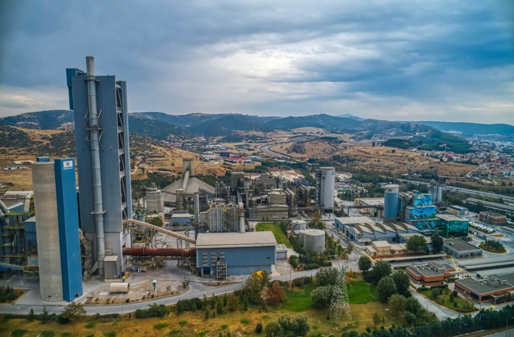 Axia για ΤΙΤΑΝ: Διατηρεί τη σύσταση buy και την τιμή στόχο στα 53 ευρώ