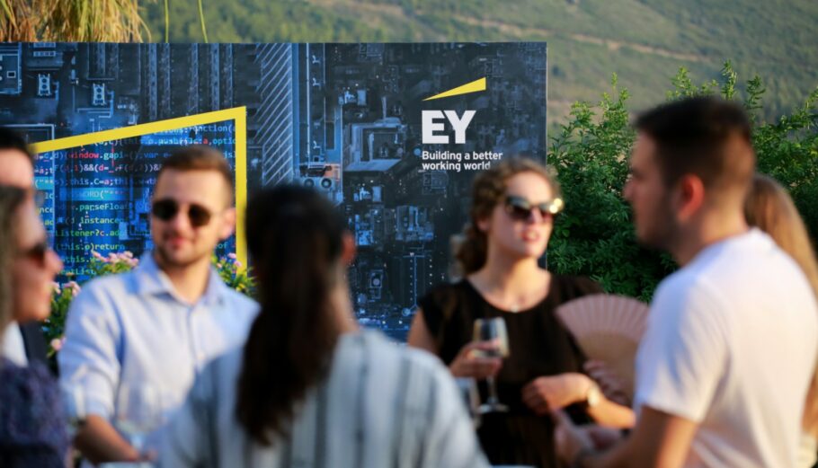 Ernst & Young © ΔΤ
