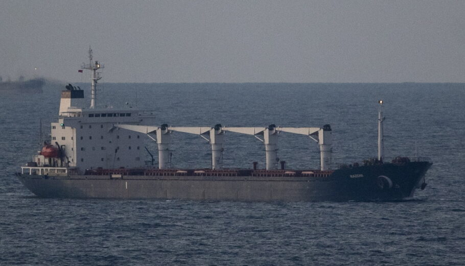 Πλοίο με σιτηρά απέπλευσε από το λιμάνι της Οδησσού © EPA/ERDEM SAHIN