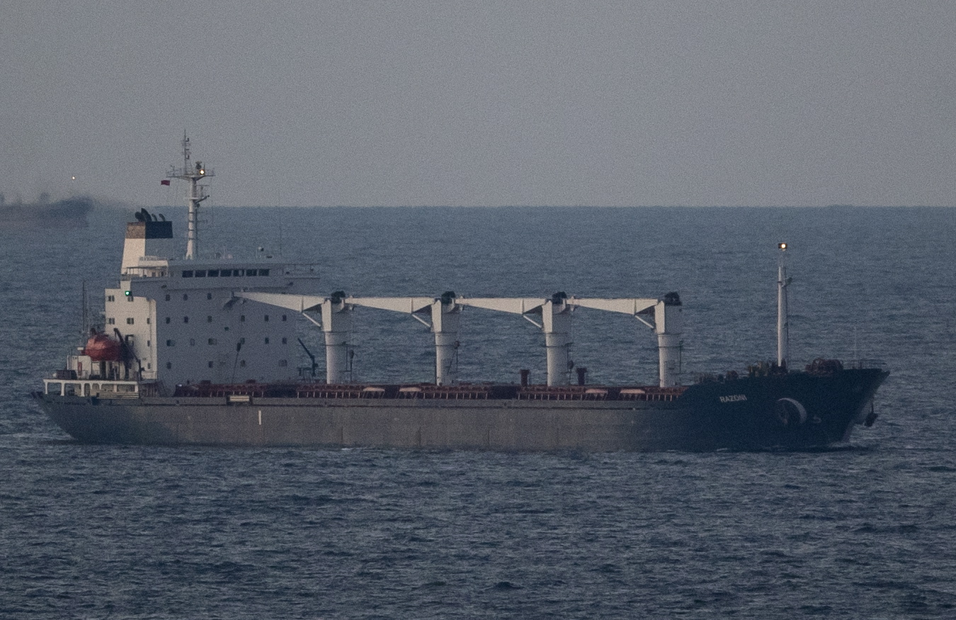 Πλοίο με σιτηρά απέπλευσε από το λιμάνι της Οδησσού © EPA/ERDEM SAHIN