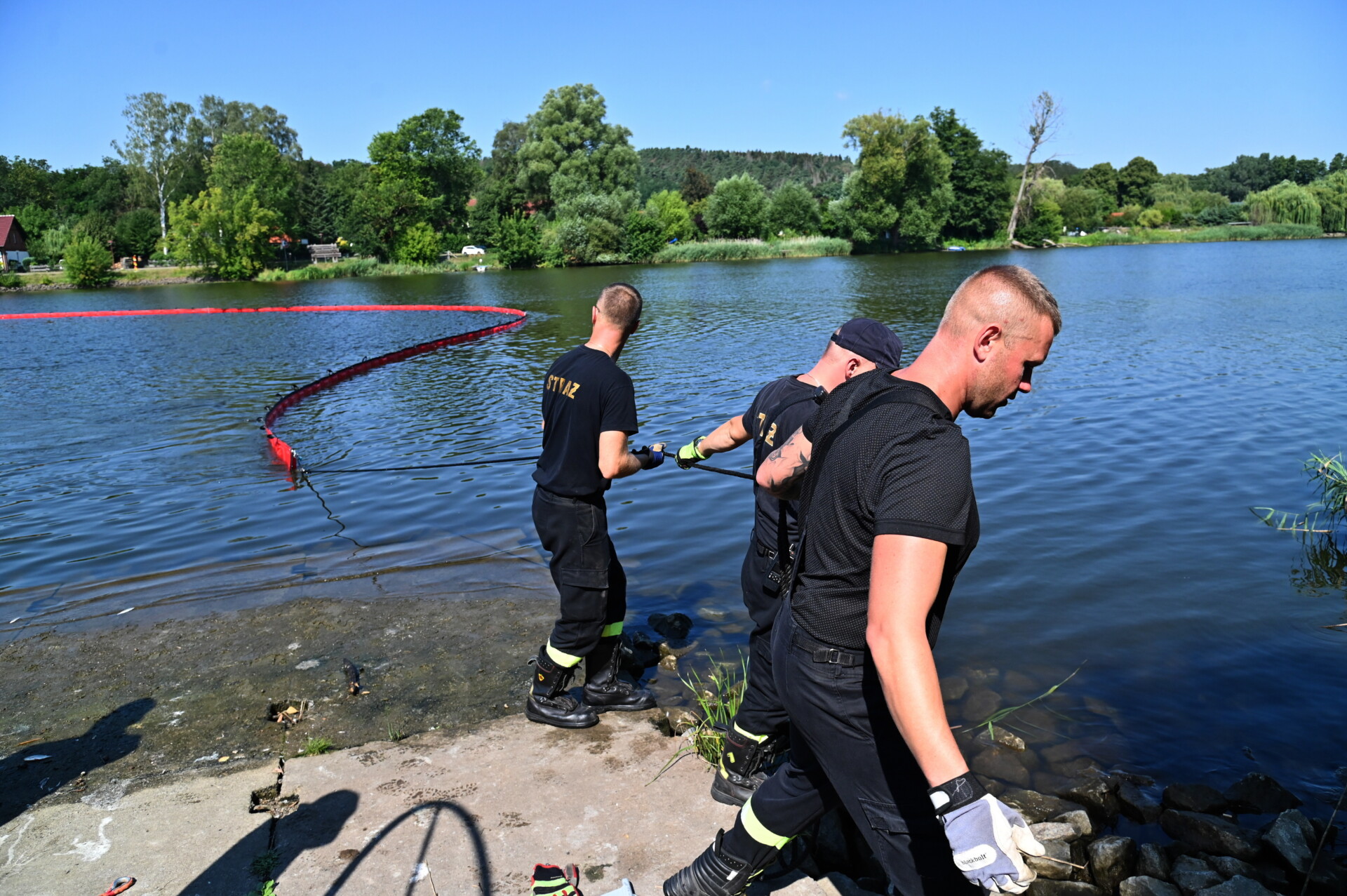 Πυροσβέστες περισυλλέγουν νεκρά ψάρια από τον ποταμό Όντερ στην Πολωνία © EPA/Marcin Bielecki POLAND OUT