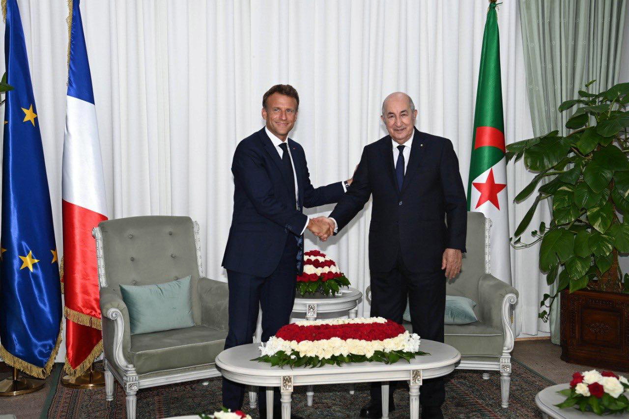 Ο Γάλλος πρόεδρος Εμανουέλ Μακρόν με τον πρόεδρο της Αλγερίας, Αμπντελματζίντ Τεμπούν © EPA/ALGERIAN PRESIDENCY HANDOUT HANDOUT EDITORIAL USE ONLY/NO SALES