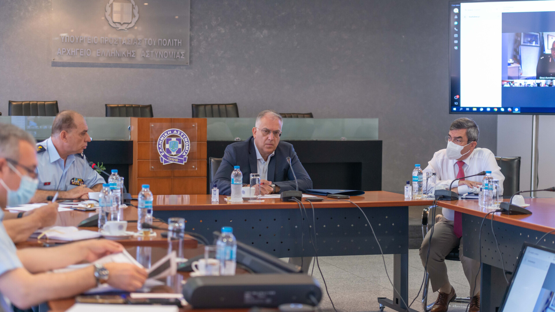 Ευρεία σύσκεψη υπό τον Υπουργό Προστασίας του Πολίτη για την ασφάλεια σε αεροδρόμια, χερσαίες και θαλάσσιες πύλες εισόδου © Γραφείο Τύπου Υπ. Προστασίας του Πολίτη