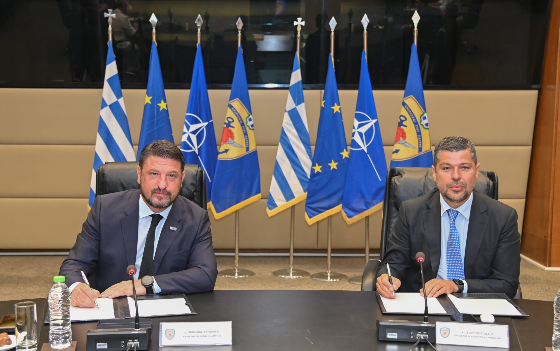 Μνημόνιο Συνεργασίας μεταξύ του Υπουργείου Εθνικής Άμυνας και της Δημόσιας Επιχείρησης Ηλεκτρισμού υπέγραψαν ο ΥΦΕΘΑ Νικόλαος Χαρδαλιάς και ο Πρόεδρος και Διευθύνων Σύμβουλος της ΔΕΗ Γεώργιος Στάσσης © Γραφείο Τύπου Υπ. Εθνικής Άμυνας