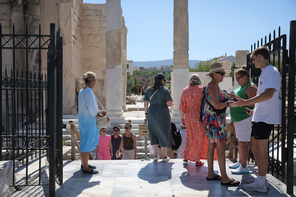 Τουρίστες στο κέντρο της Αθήνας © Eurokinissi