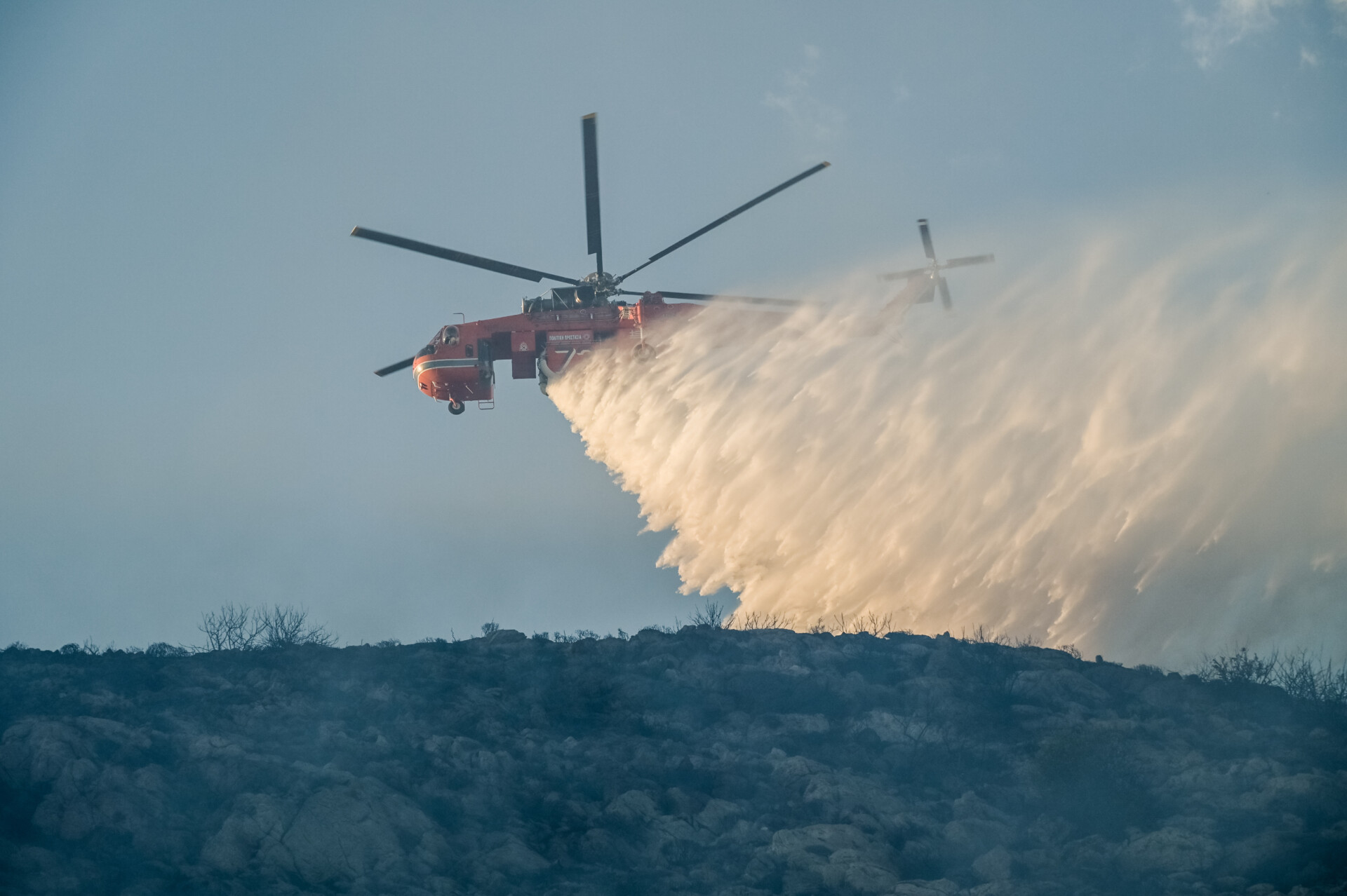 Υπό μερικό έλεγχο η πυρκαγιά στον Άνω Κορυδαλλό Αττικής