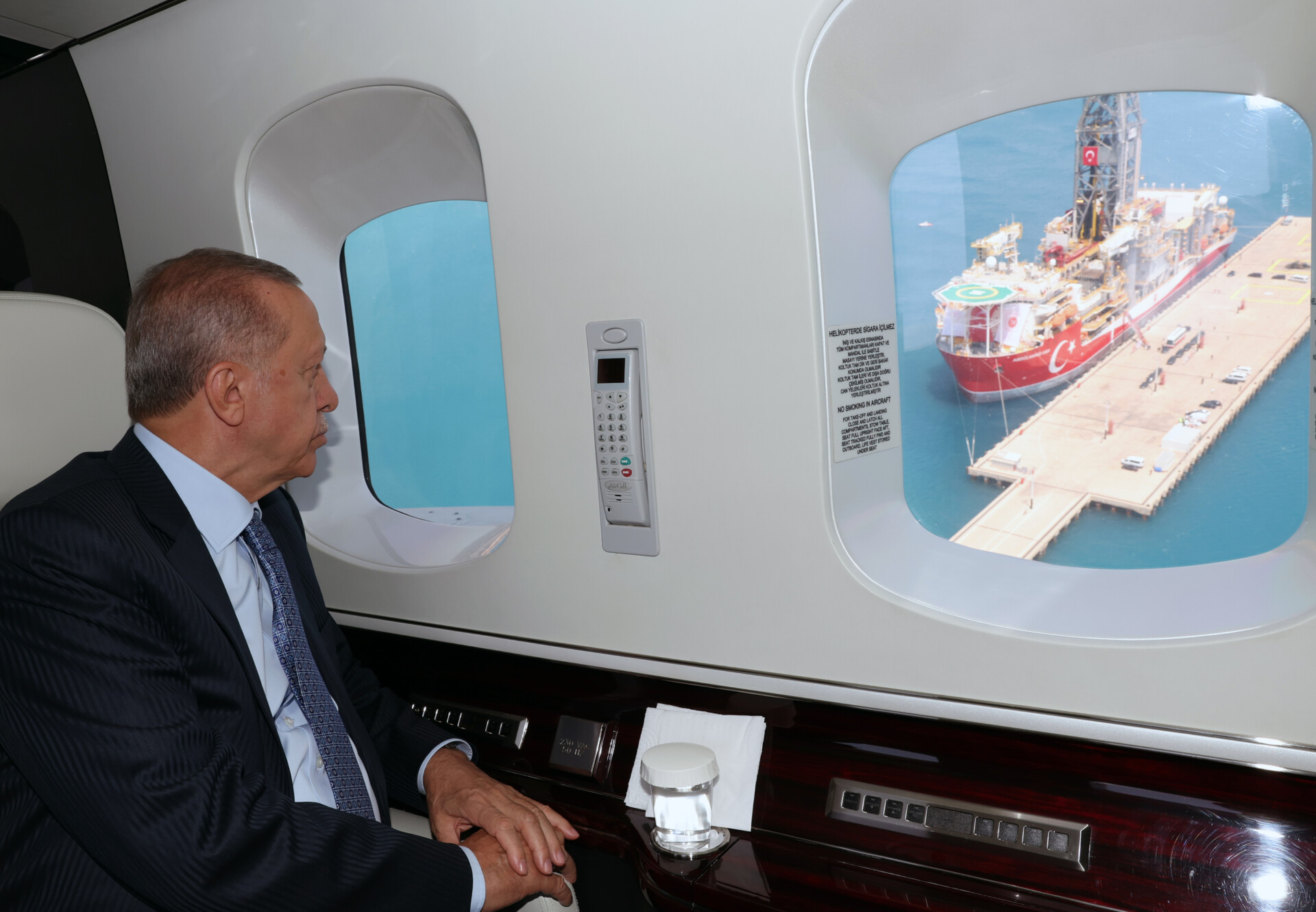 Ο Ρετζέπ Ταγίπ Ερντογάν σε πτήση πάνω από το γεωτρύπανο Αμπντουλχαμίντ Χαν © Twitter / Recep Tayyip Erdoğan