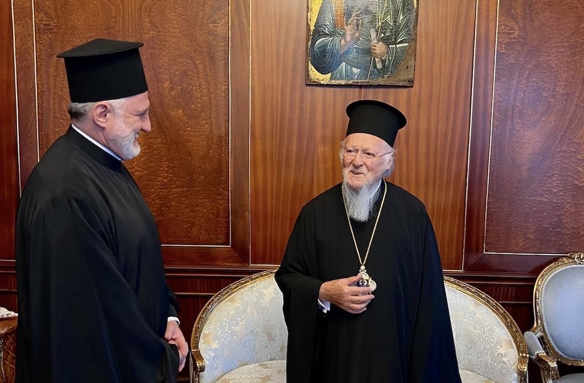 Ο Αρχιεπίσκοπος Αμερικής Ελπιδοφόρος και ο Οικουμενικός Πατριάρχης Βαρθολομαίος © Twitter / Elpidophoros