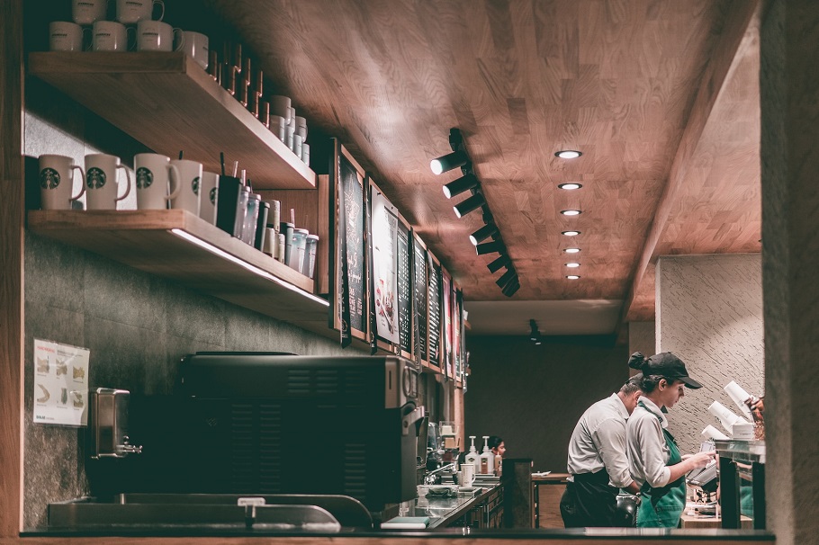 Starbucks: 3.500 εργαζόμενοι σε απεργία για τη διακόσμηση Pride