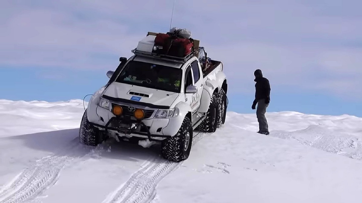 Toyota Hilux AT44: Ένα θηρίο με έξι τροχούς που πάει παντού