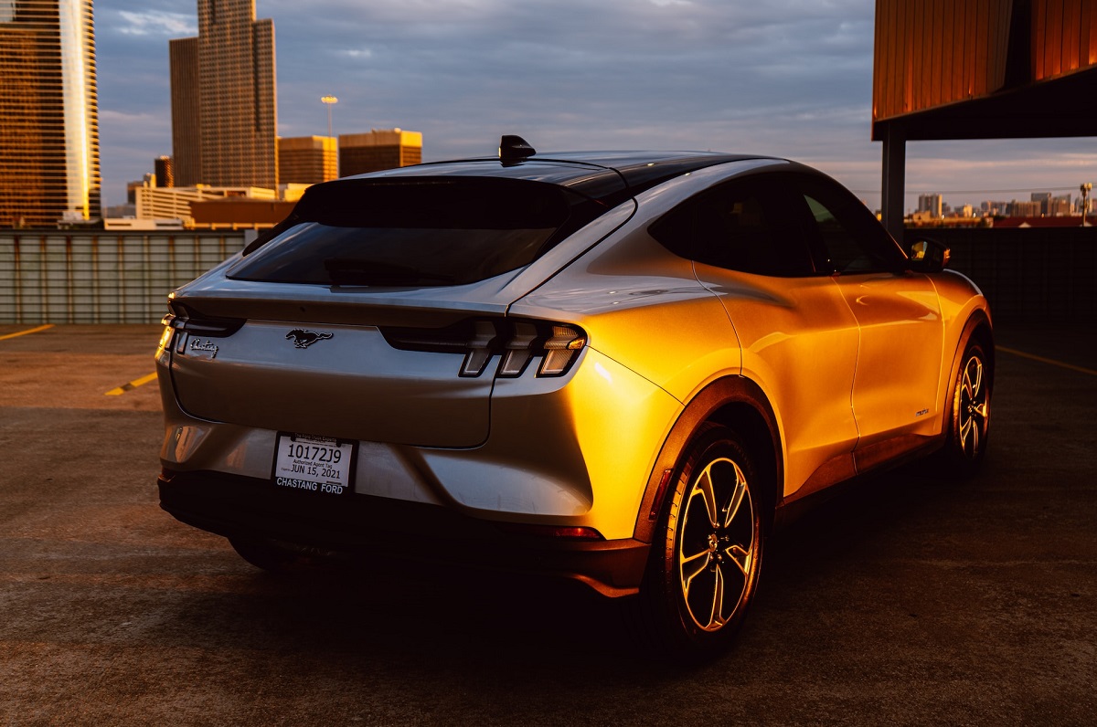 Σχολές οδήγησης χρησιμοποιούν την Ford Mustang Mach-E για μαθήματα