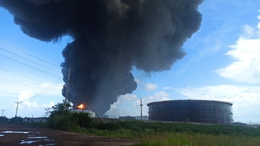 Φωτιά σε πετρελαϊκές εγκαταστάσεις στην Κούβα © EPA/Ernesto Mastrascusa