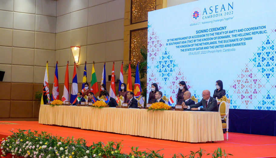 (Ξένη Δημοσίευση) Ο υπουργός Εξωτερικών Νίκος Δένδιας συμμετέχει στην υπογραφή του Οργάνου Εισδοχής στη Συνθήκη Φιλίας και Συνεργασίας σε Νοτιοανατολική Ασία, κατά τη διάρκεια των εργασιών της 55ης Συνόδου Υπουργών Εξωτερικών του οργανισμού «ASEAN» που διεξάγεται στην Καμπότζη, την Τετάρτη 3 Αυγούστου 2022 © ΑΠΕ-ΜΠΕ/ΥΠΟΥΡΓΕΙΟ ΕΞΩΤΕΡΙΚΩΝ/STR