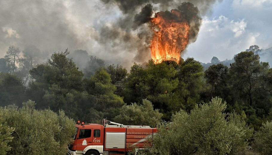 Πυρκαγιά - Μάχη με τις φλόγες δίνουν οι Πυροσβεστικές δυνάμεις © EUROKINISSI