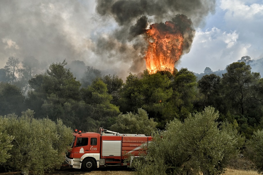Πυρκαγιά - Μάχη με τις φλόγες δίνουν οι Πυροσβεστικές δυνάμεις © EUROKINISSI