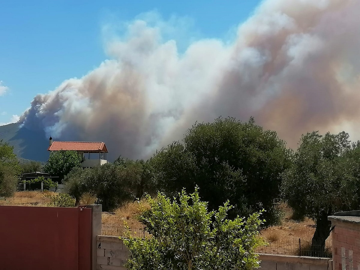 Μεγάλη φωτιά στη Νέα Πέραμο