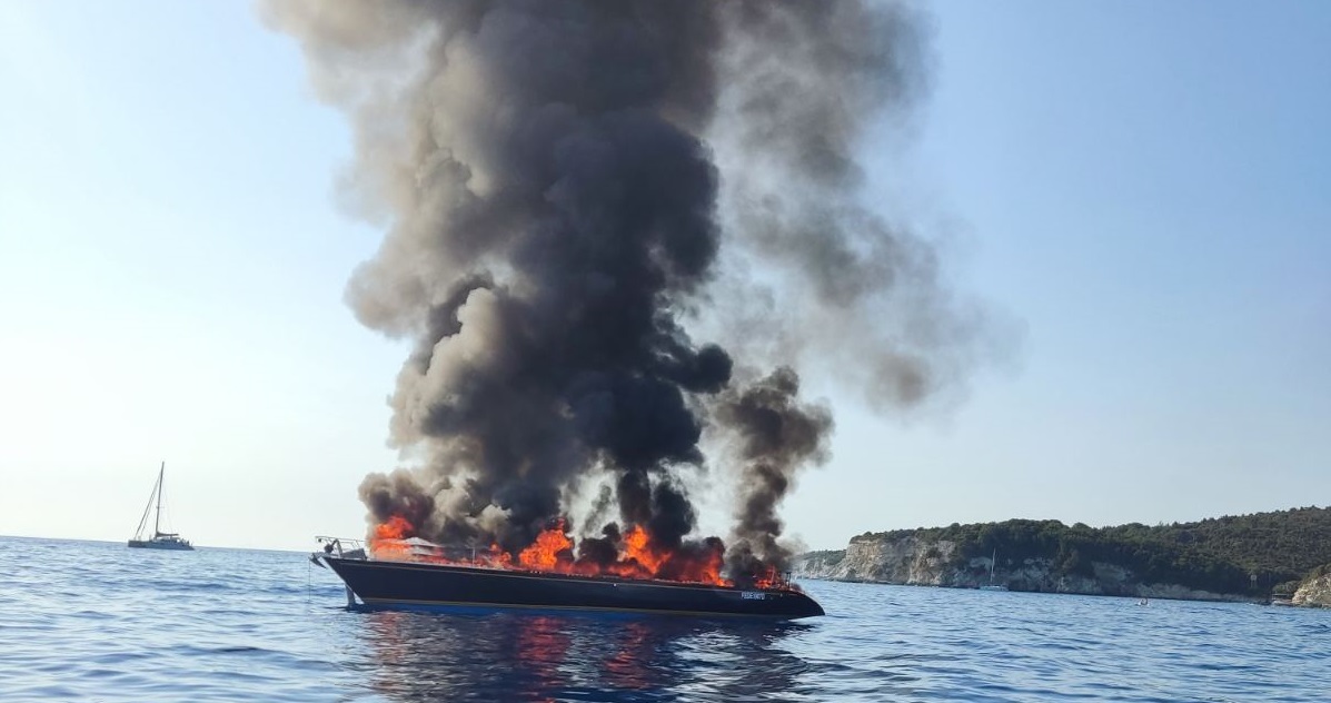 Πυρκαγιά σε ιστιοφόρο με 7 Ιταλούς μεταξύ Παξών -Αντιπαξών