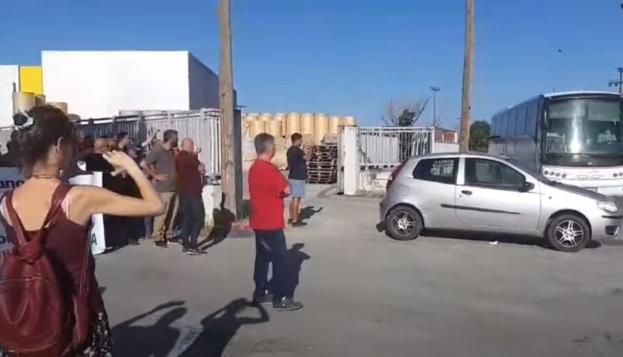 Συλλήψεις έξω από τις εγκαταστάσεις της Μαλαματίνας © Printscreen Youtube