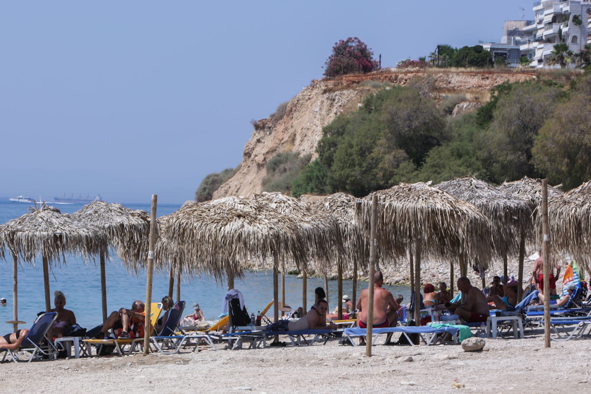 Παραλία με ξαπλώστρες ©Eurokinissi