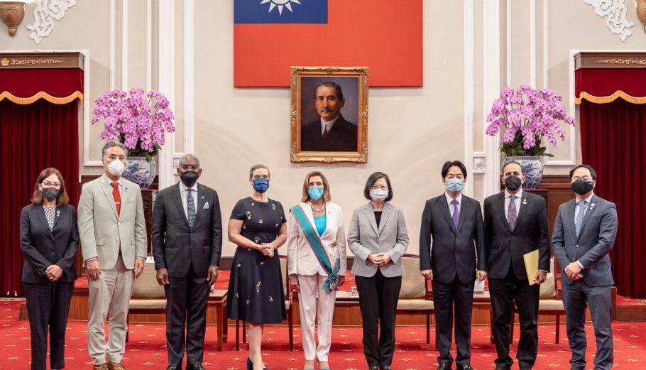 H πρόεδρος της Βουλής των Αντιπροσώπων των ΗΠΑ , Νάνσι Πελόζι στην Ταϊπέι της Ταϊβάν© EPA/TAIWAN PRESIDENTIAL PALACE HANDOUT HANDOUT EDITORIAL USE ONLY/NO SALES