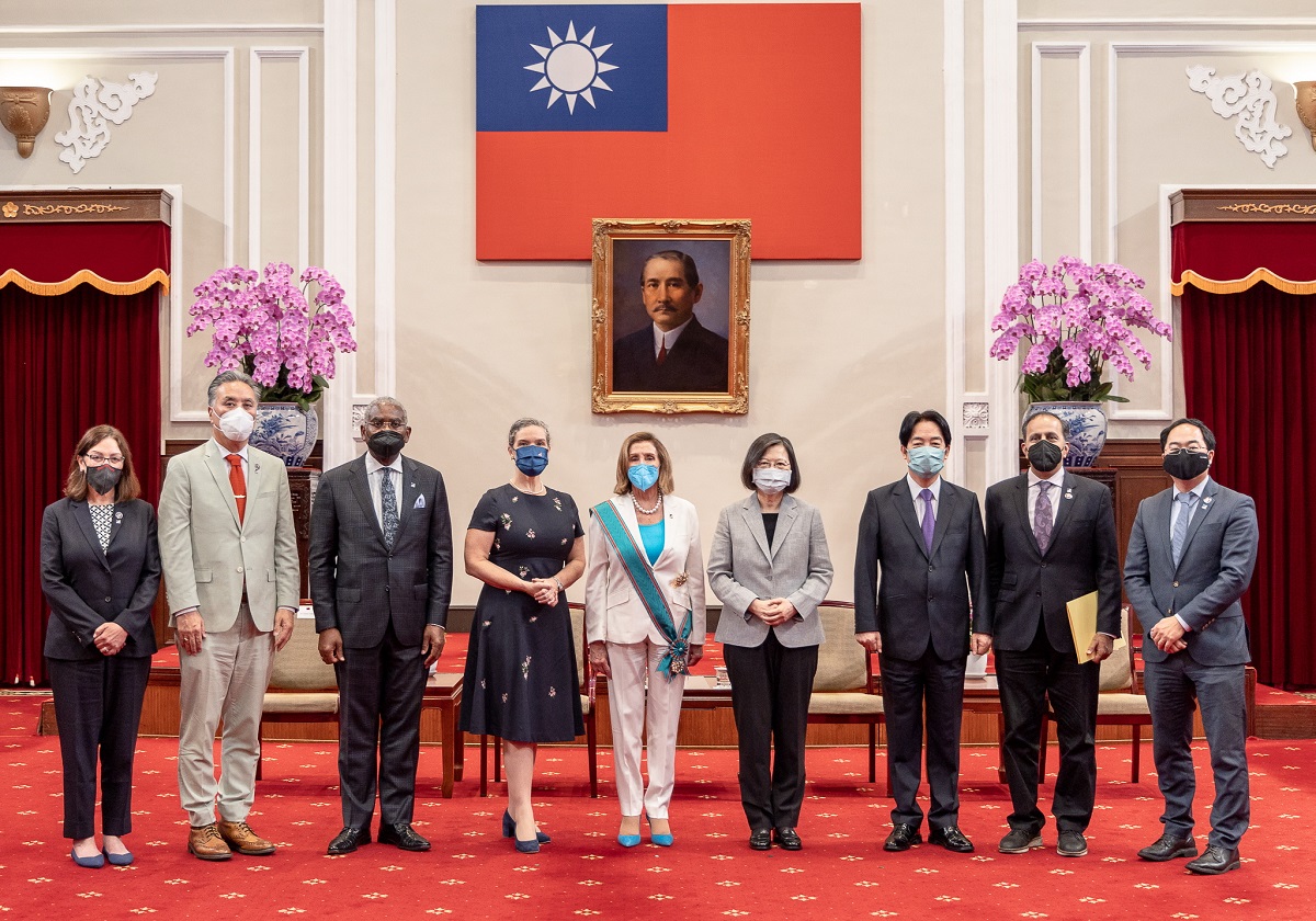 H πρόεδρος της Βουλής των Αντιπροσώπων των ΗΠΑ , Νάνσι Πελόζι στην Ταϊπέι της Ταϊβάν© EPA/TAIWAN PRESIDENTIAL PALACE HANDOUT HANDOUT EDITORIAL USE ONLY/NO SALES