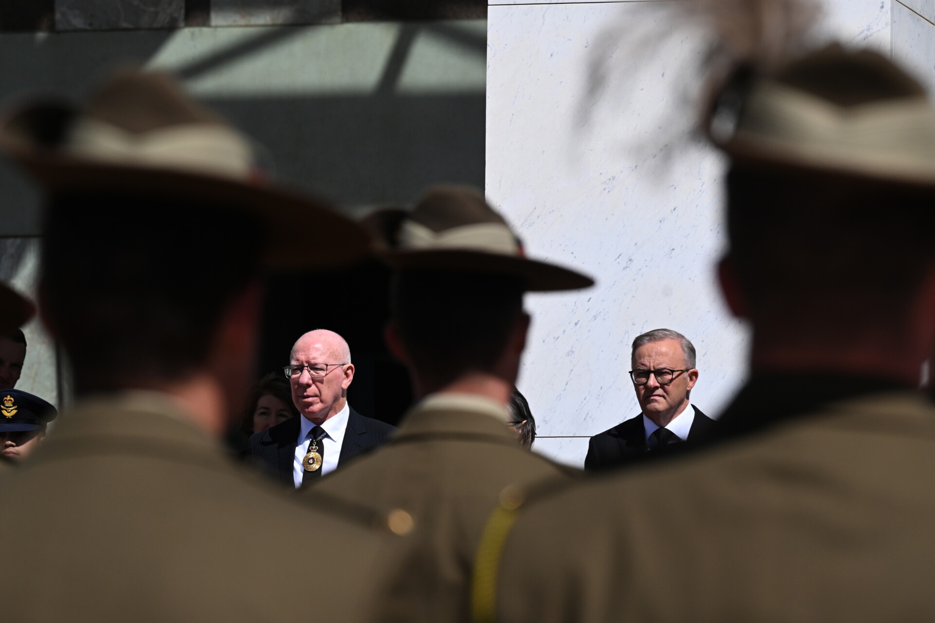 Ο γενικός κυβερνήτης Ντέιβιντ Χάρλεϊ και ο πρωθυπουργός της Αυστραλίας Άντονι Αλμπανέζι © EPA/MICK TSIKAS AUSTRALIA AND NEW ZEALAND OUT