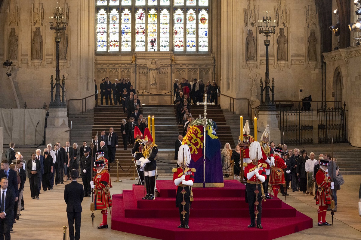 Η σορός της βασίλισσας Ελισάβετ © EPA/UK PARLIAMENT/ROGER HARRIS