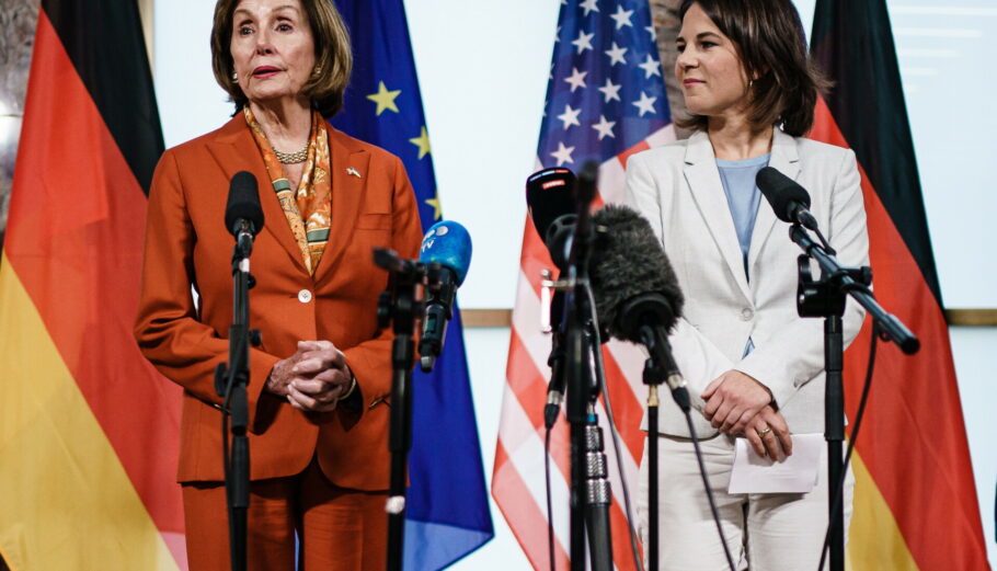 Η πρόεδρος της Βουλής των Αντιπροσώπων των ΗΠΑ, Νάνσι Πελόζι και η υπουργός Εξωτερικών της Γερμανίας, Αναλένα Μπέμποκ © EPA/CLEMENS BILAN