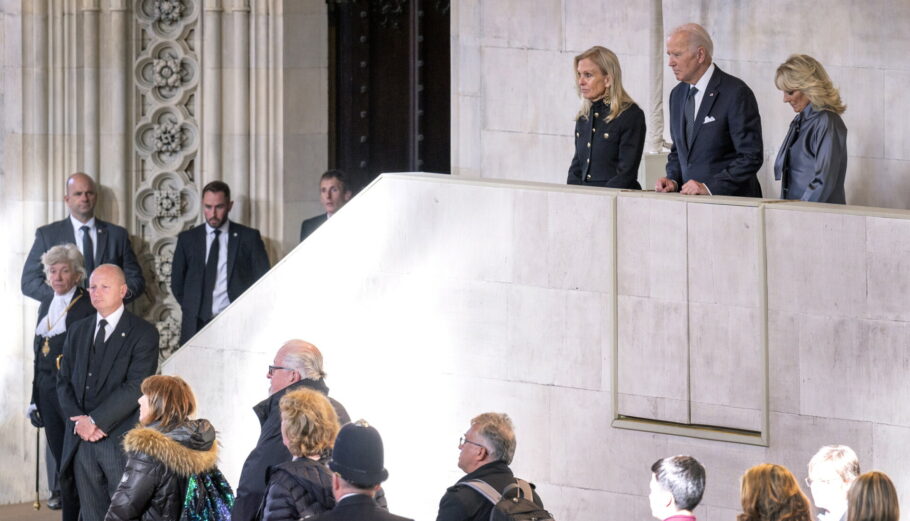 Ο Αμερικανός πρόεδρος Τζο Μπάιντεν αποτίει φόρο τιμής στην βασίλισσα Ελισάβετ © EPA/ANNABEL MOELLER / UK PARLIAMENT / HANDOUT