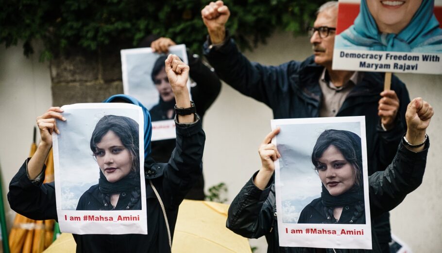 Διαδηλώσεις για τον θάνατο της 22ης Μάχσα Αμινί στο Ιράν © EPA/CLEMENS BILAN