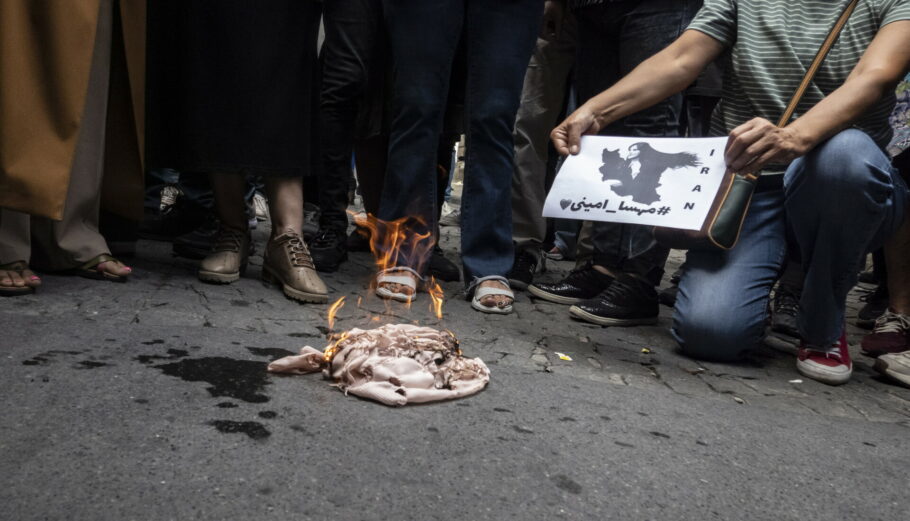 Διαδηλώσεις για τον θάνατο της 22ης Μάχσα Αμινί στο Ιράν © EPA/ERDEM SAHIN