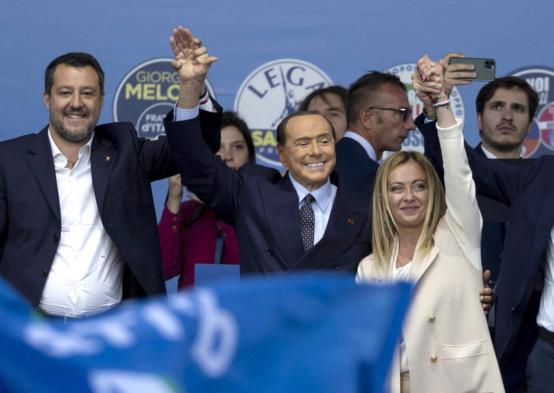 Σαλβίνι, Μπερλουσκόνι και και Μελόνι σε προεκλογική συγκέντρωση © EPA/MASSIMO PERCOSSI