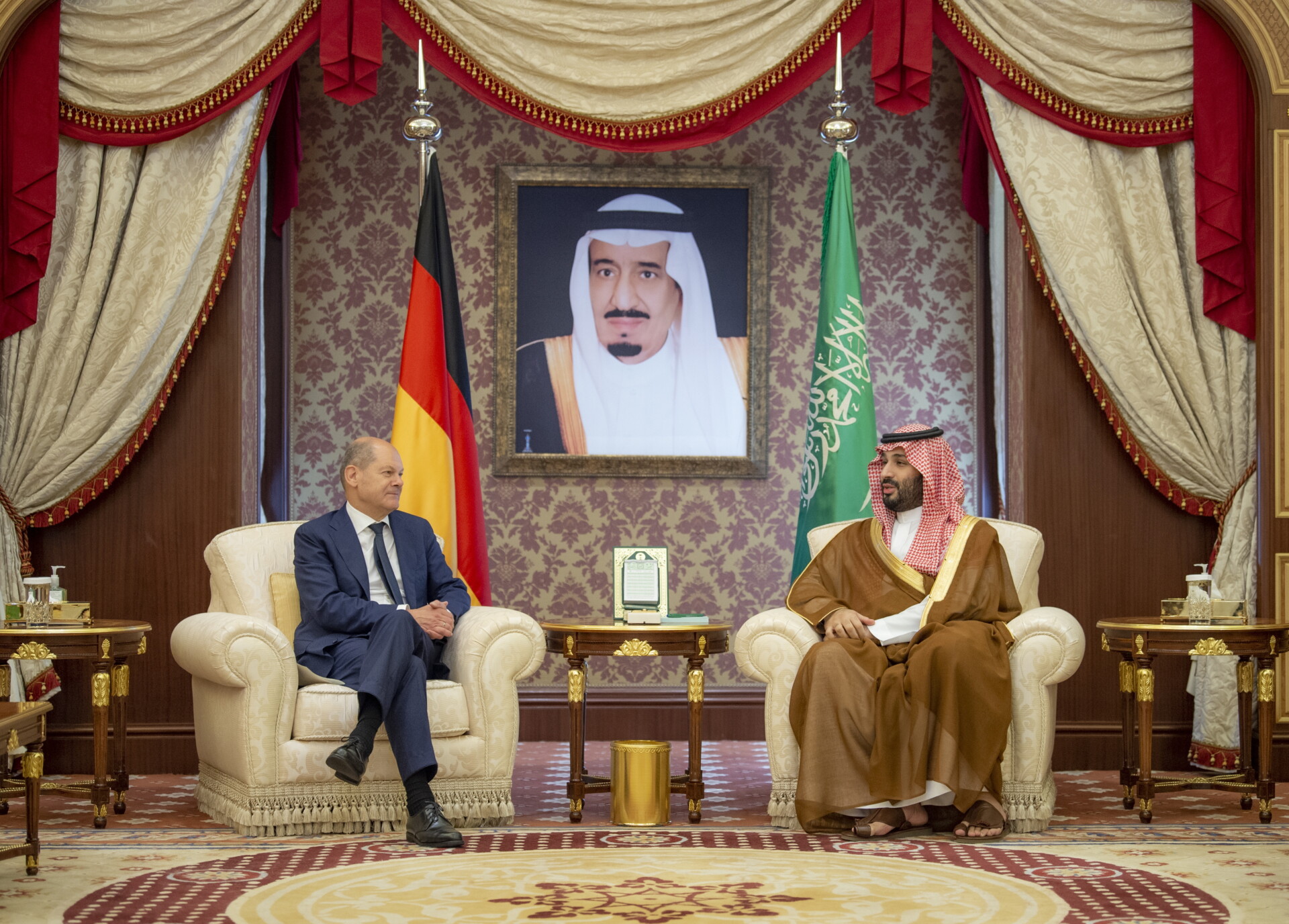 Ο Όλαφ Σολτς και ο Μοχάμεντ Μπιν Σαλμάν © EPA/BANDAR ALJALOUD / SAUDI ROYAL COURT