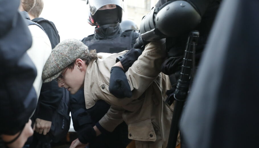 Συλλήψεις σε διαδηλώσεις κατά του προεδρικού διατάγματος για μερική επιστράτευση στη Ρωσία © EPA/ANATOLY MALTSEV