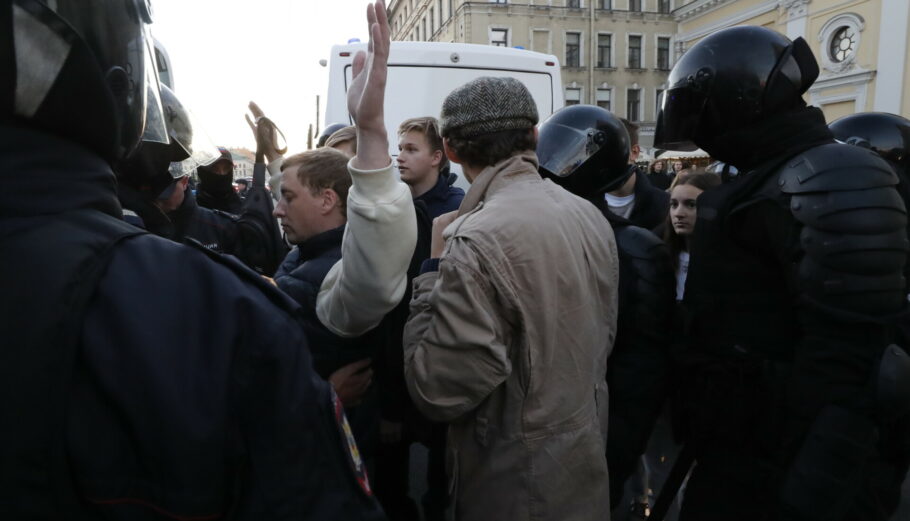 Ρώσοι πολίτες αντιτίθενται στην επιστράτευση © EPA/ANATOLY MALTSEV